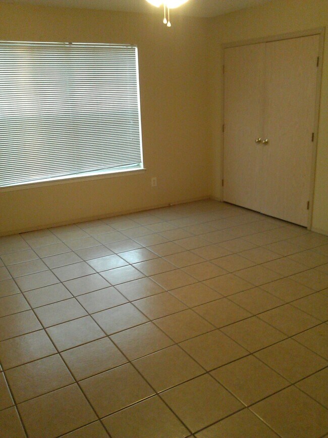 Building Photo - 182-184 Southwinds Drive