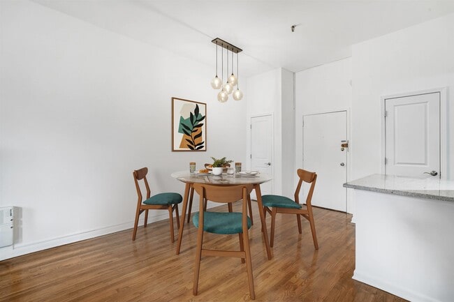 Building Photo - 347 Varick St