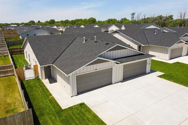 Foto del edificio - 554-556 W. 50th Ct. S.