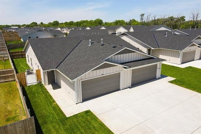 Building Photo - 554-556 W. 50th Ct. S.