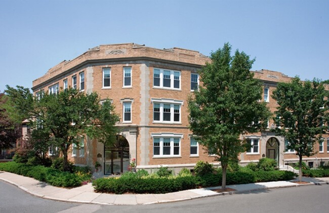 Foto del edificio - Large 3 bedroom unit near the B, C and D l...