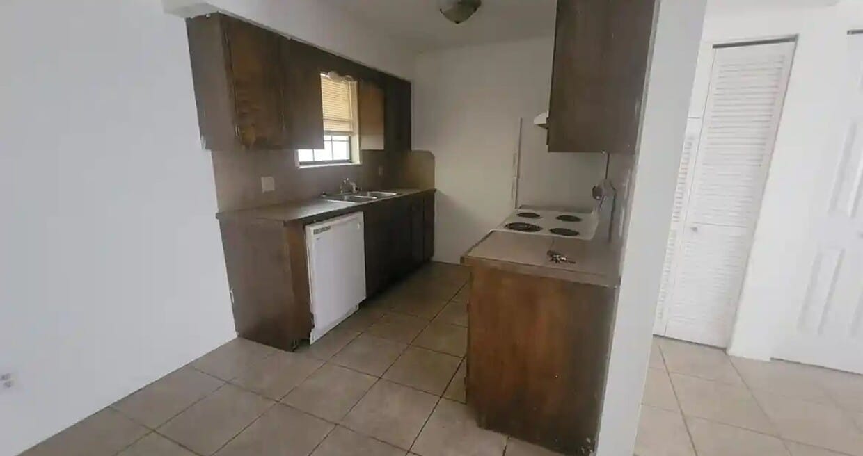 Primary Photo - 3233/3235 Conner St