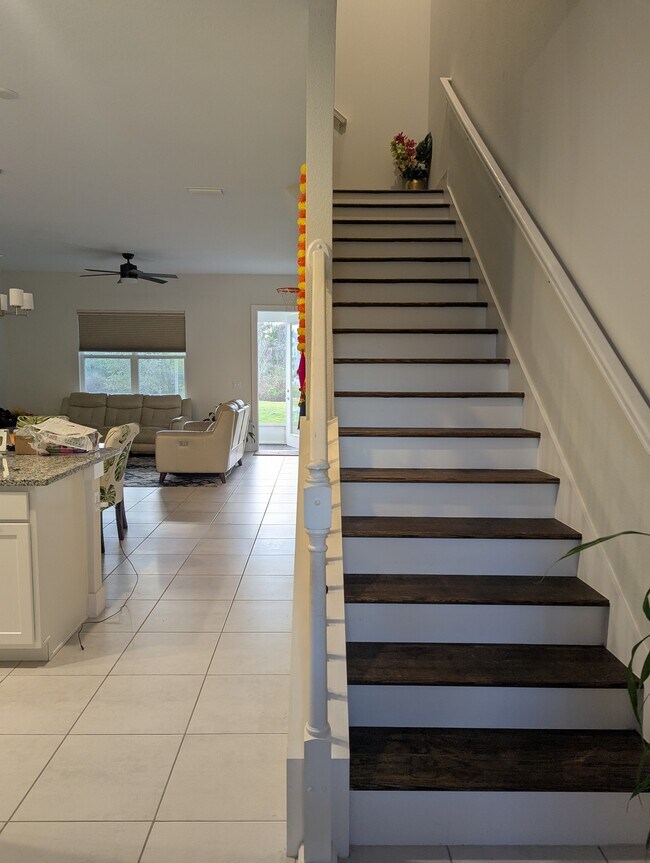 Sala de estar - 1404 Brookdale Ct