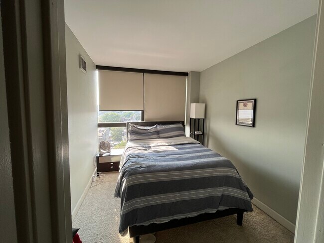 bedroom - 1540 N La Salle Dr