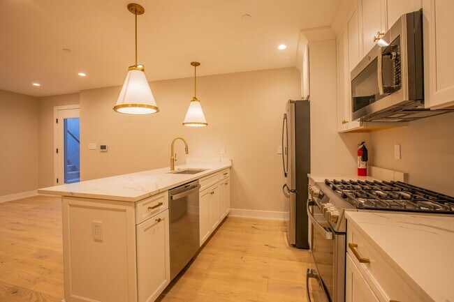 Foto del edificio - Newly Built 2 BR/2 BA Condo in Chevy Chase!
