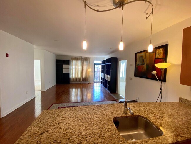 Foto del edificio - Charming 2Bedroom/2Bath Condo in Heart of ...