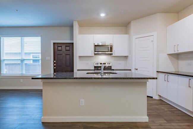 Building Photo - AVAILABLE NOW! GORGEOUS 2 BEDROOM FOUR PLE...