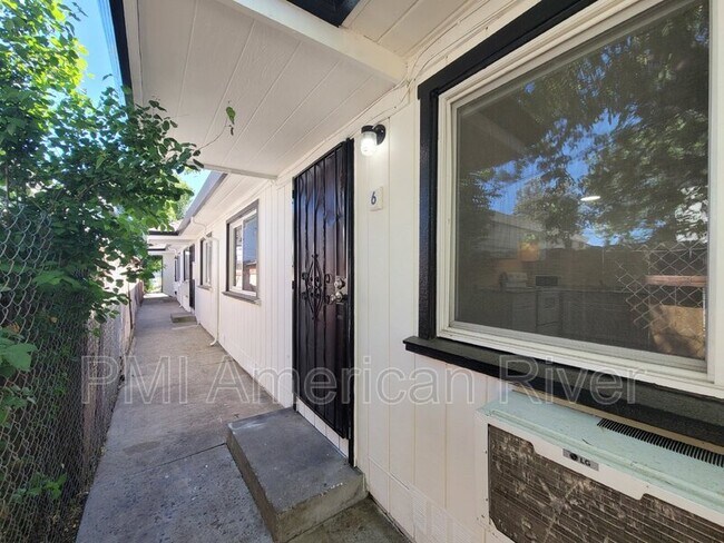 Building Photo - 1071 Santiago Ave