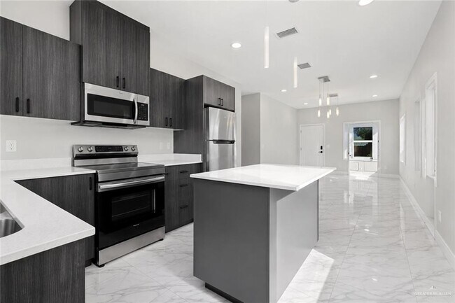 Building Photo - 1025 N Woodson Ave