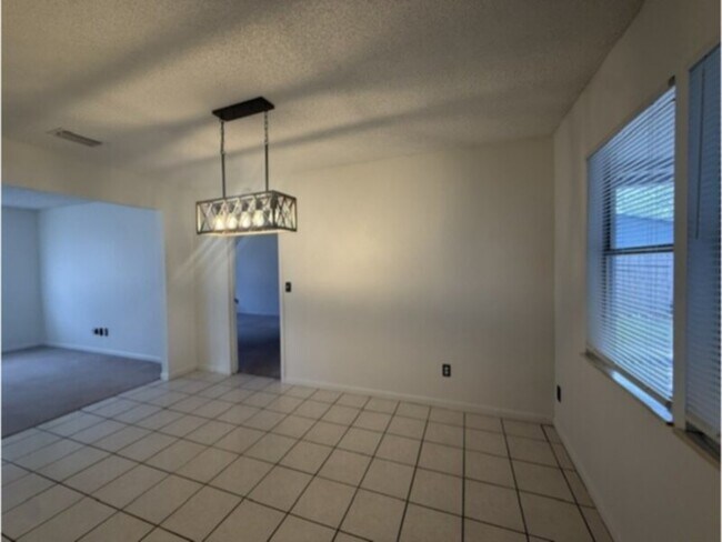 Foto del edificio - Large 4 Bedroom with Family Room, Fireplace, &amp; Screen Porch!