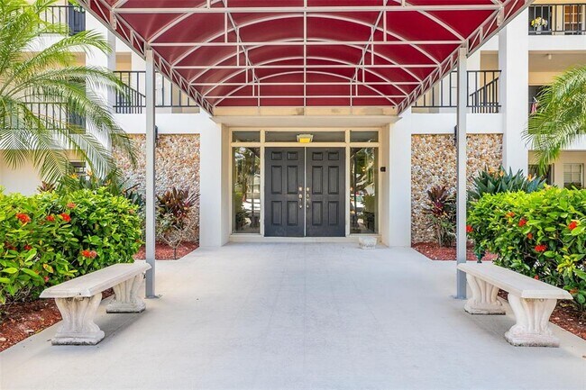 Foto del edificio - 7461 W Country Club Dr N