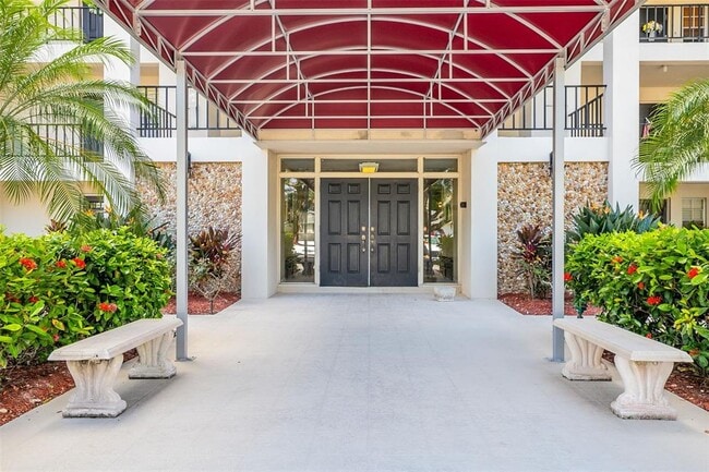 Building Photo - 7461 W Country Club Dr N