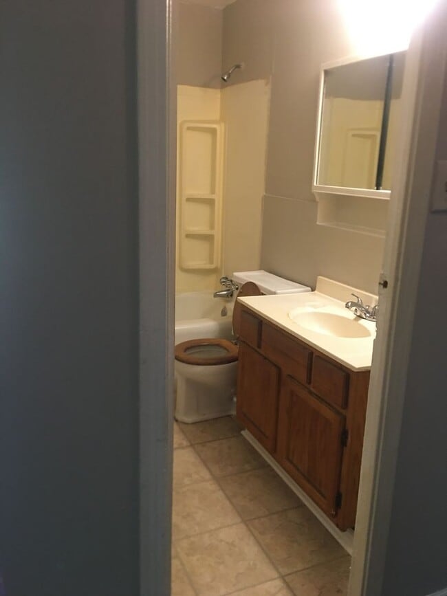 Building Photo - Nice 2 Bdrm 1 Bath