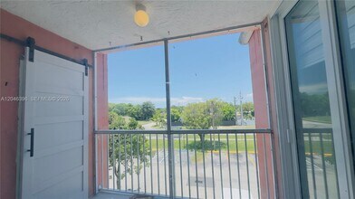 Building Photo - 19851 SW 114th Ave