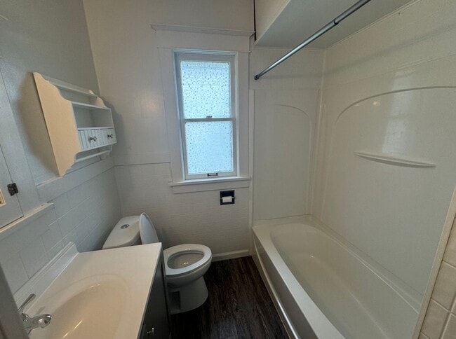 Building Photo - Large Augustana Rental Home