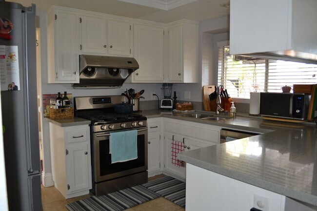 Building Photo - HOME WITH VIEW CORONA