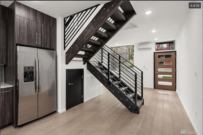 Building Photo - Updated West Seattle 3BR Townhome with Rooftop Deck!