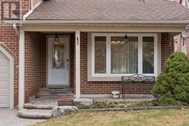 Building Photo - 1592 Heathside Crescent