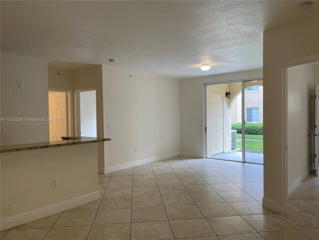 Foto del edificio - 2586 Centergate Dr