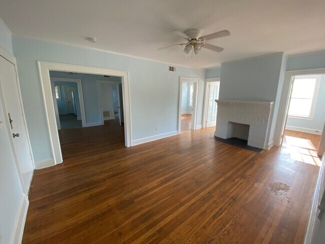 Building Photo - 702 Maupas Ave