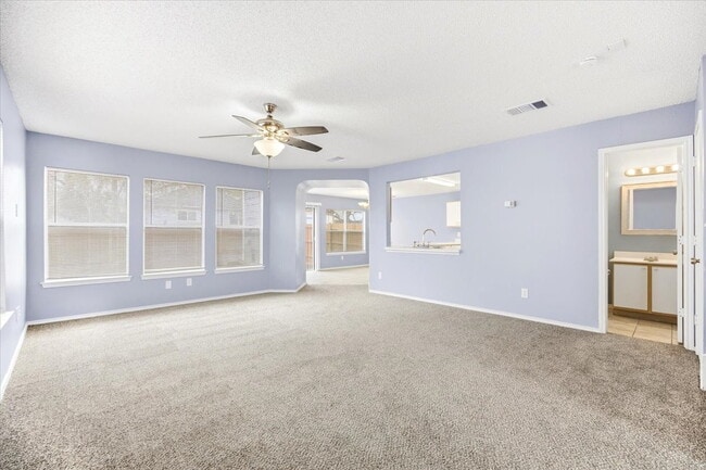 Foto del edificio - Spacious three-bedroom two bath with loft area