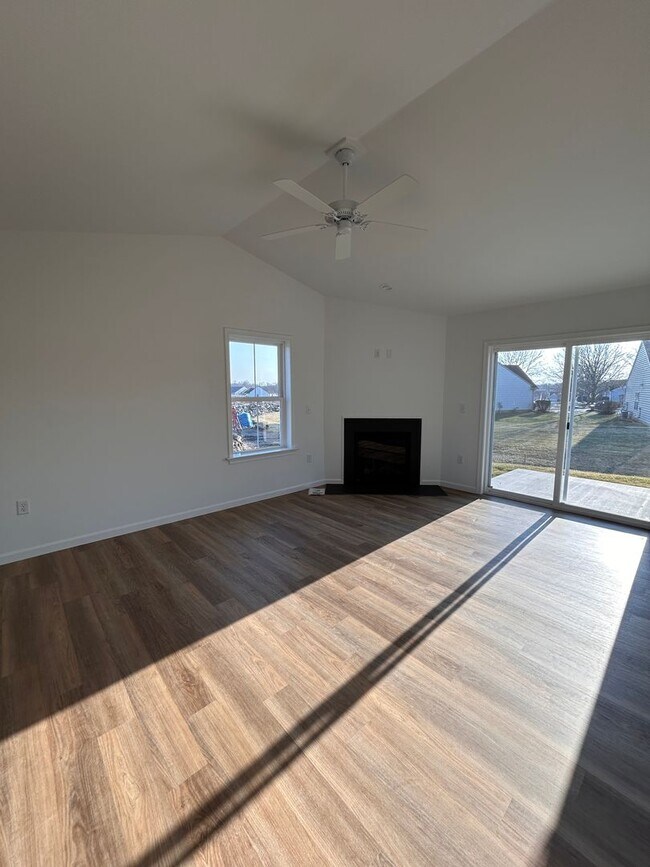 Foto del edificio - Brand New Move In Ready 3 Bed 3 Bath Home In Lancaster