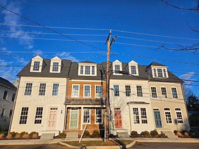 Building Photo - 914 Charles St