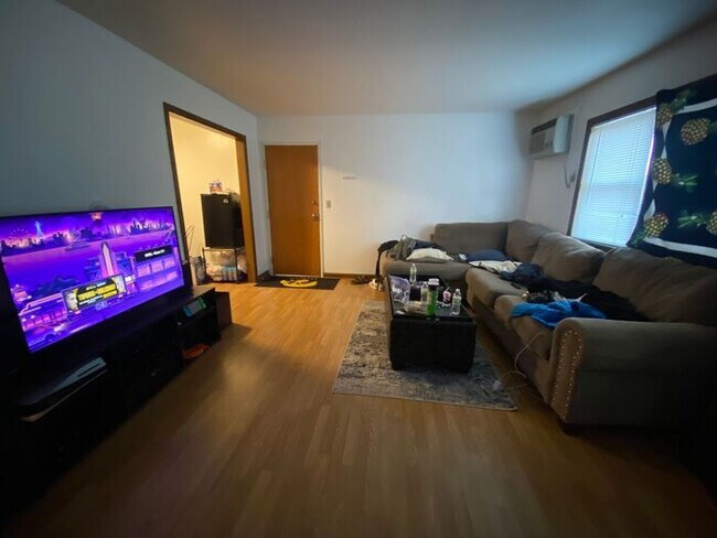 Foto del edificio - $1,300 | 2 Bedroom, 1 Bathroom Apartment |...