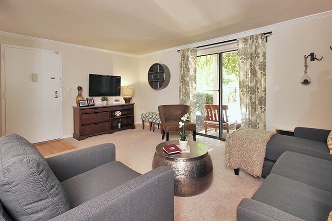 Building Photo - The Hamptons at Town Center