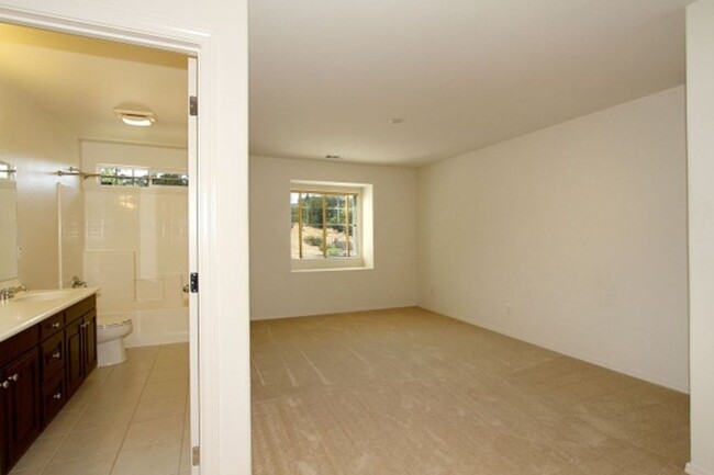 Foto del edificio - Spacious 3-Bedroom + Loft Home in a Newer ...