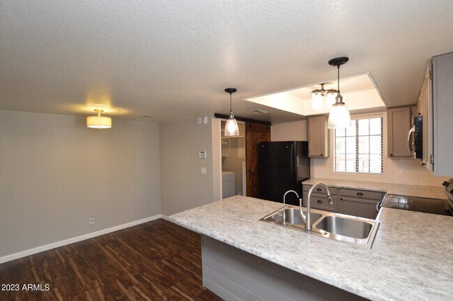 Building Photo - 2020 W Union Hills Dr