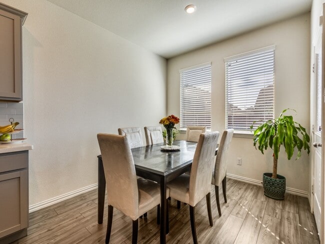 Foto del edificio - 302 Pepperbark Ave