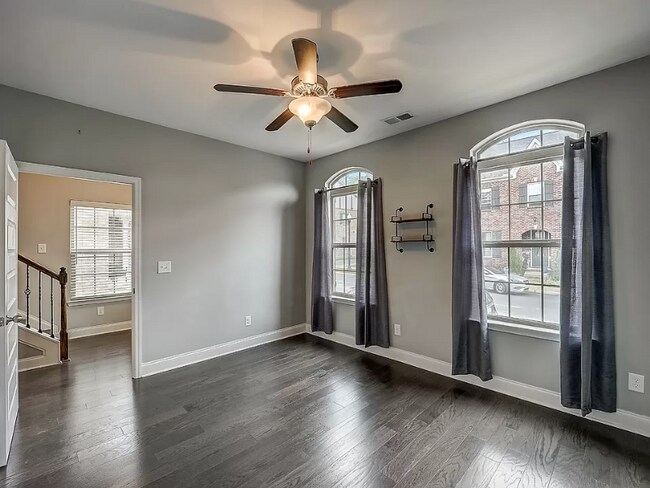 Foto del edificio - 537 Vintage Green Ln