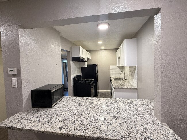 Building Photo - 6012-6012 Westridge Ln