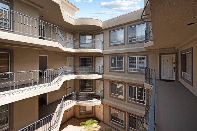 Foto del edificio - 1844 Kelton Ave