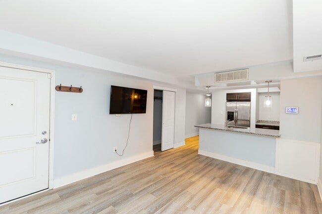 Building Photo - Updated one bed/one bath E Cap Condo, in-unit washer/dryer