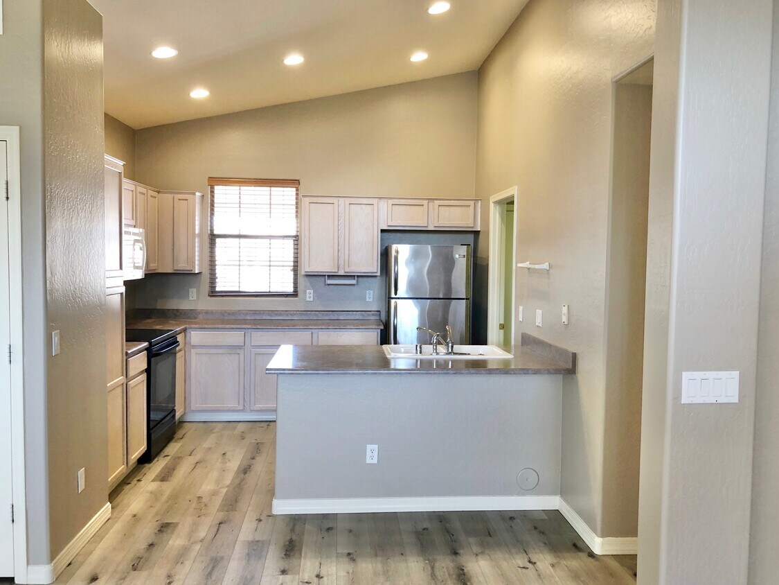 Primary Photo - 10385 W Yukon Dr