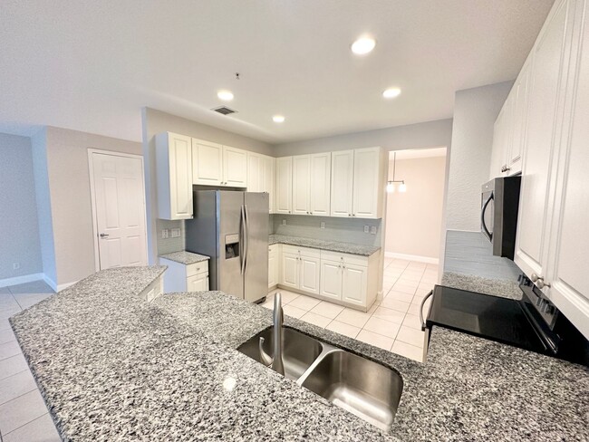 Building Photo - ** MARIPOSA ** 3 + DEN / 2.5 BATH - 2 CAR ...