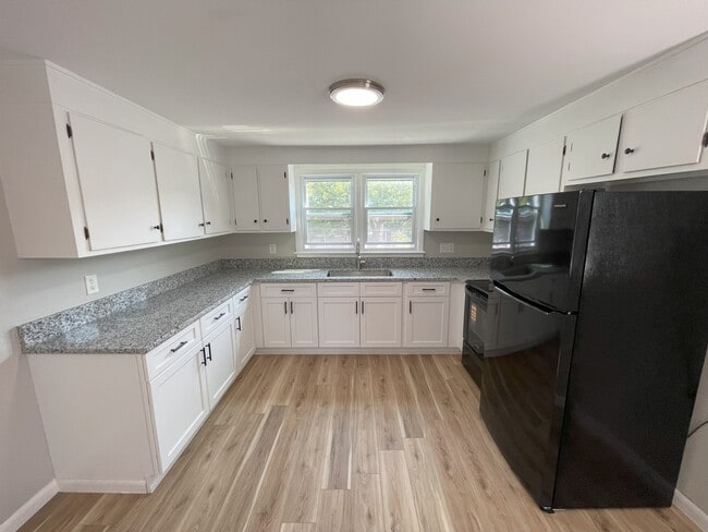 Eat-in Kitchen - 18 Norman St