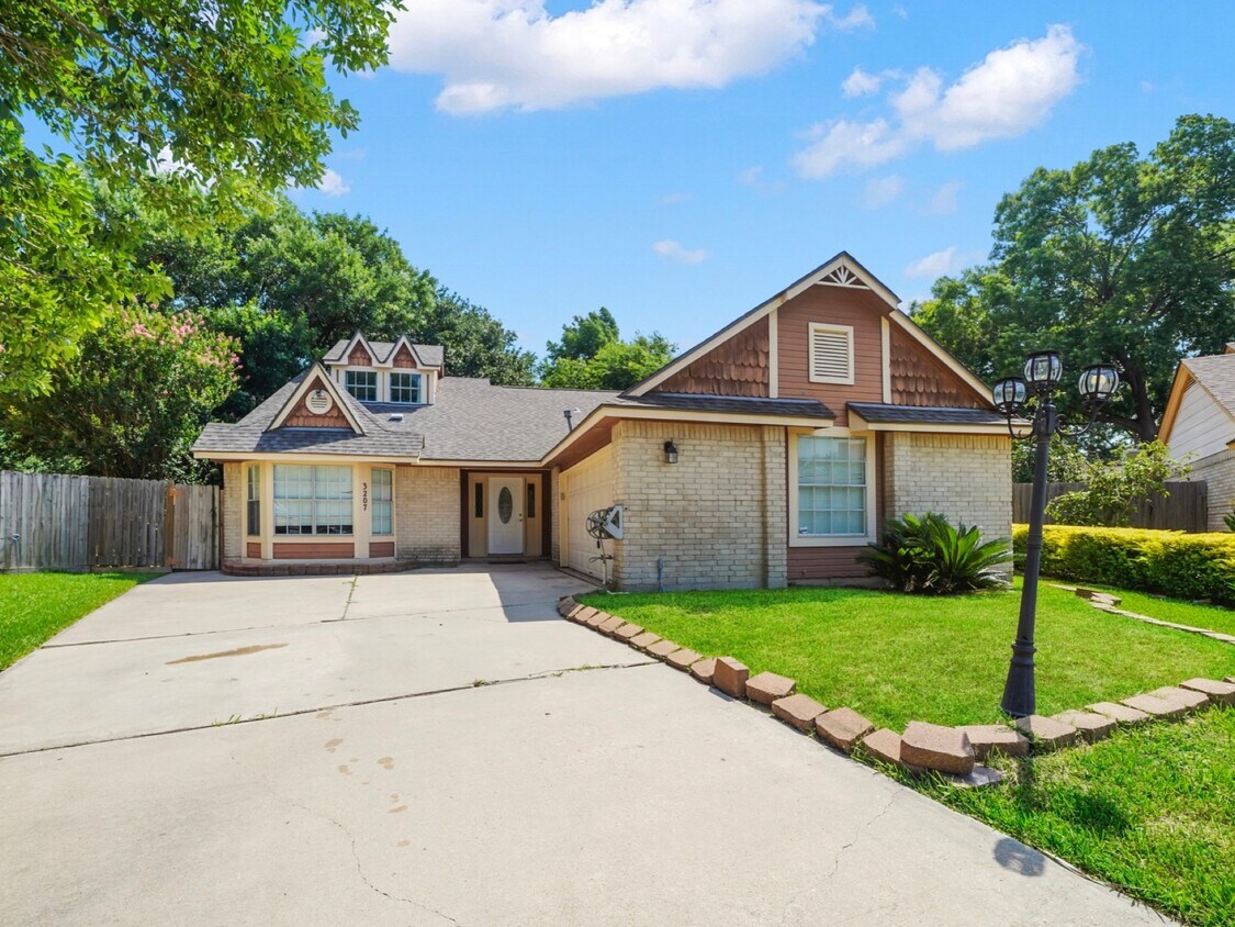 Foto principal - 3207 S Greenpark Dr