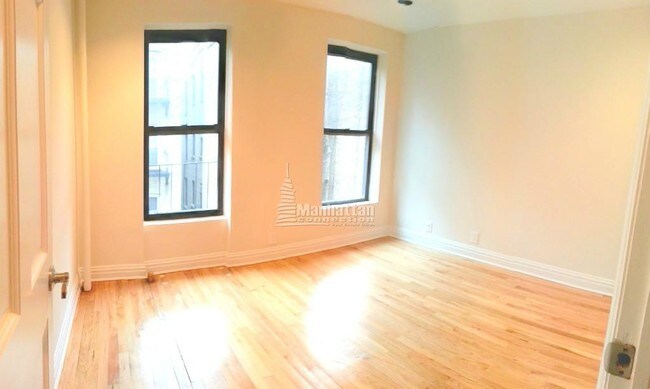 Building Photo - 215 E 84th St