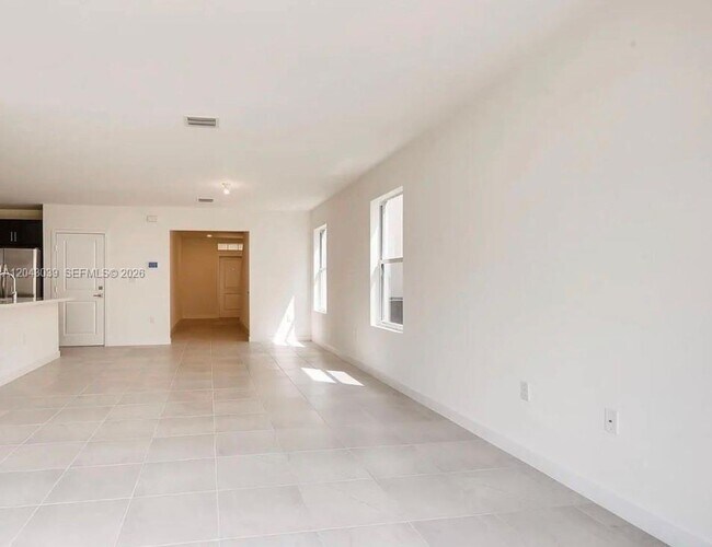 Foto del edificio - 421 NE 6th Ct