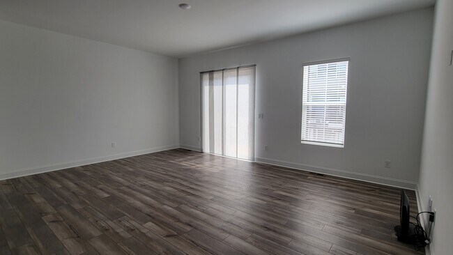 Sala de estar agradable y con luz natural. - 506 Village Branch Ln
