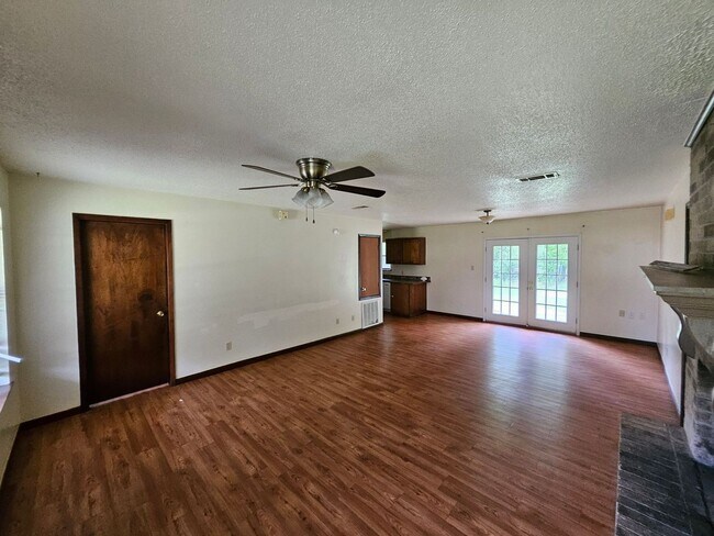 Building Photo - 130 Raymond Dr