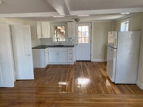 Building Photo - 71 Hale St