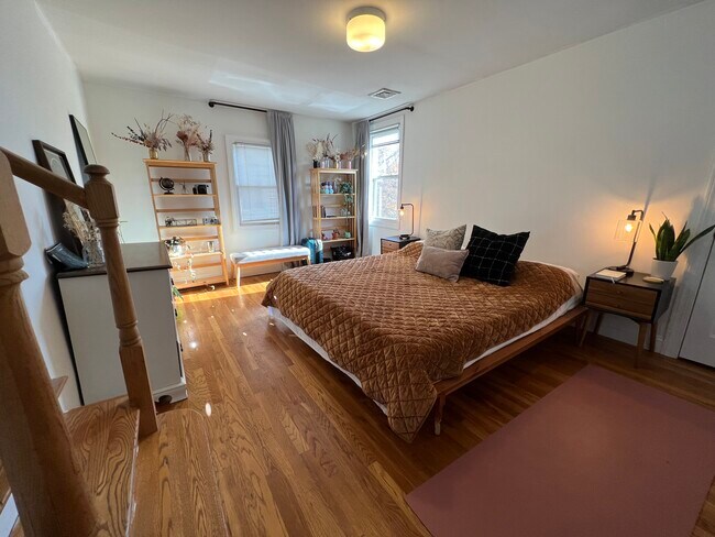 oversized bedroom - 75 W High St