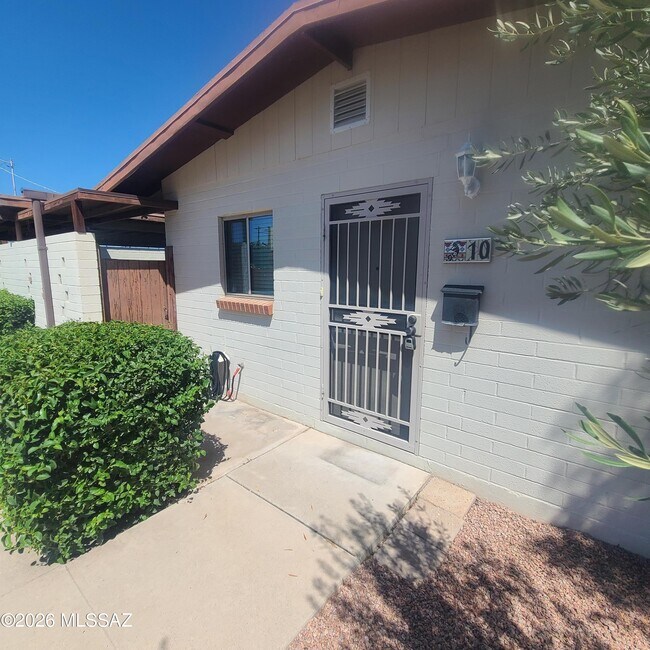Building Photo - 1002 S Kolb Rd