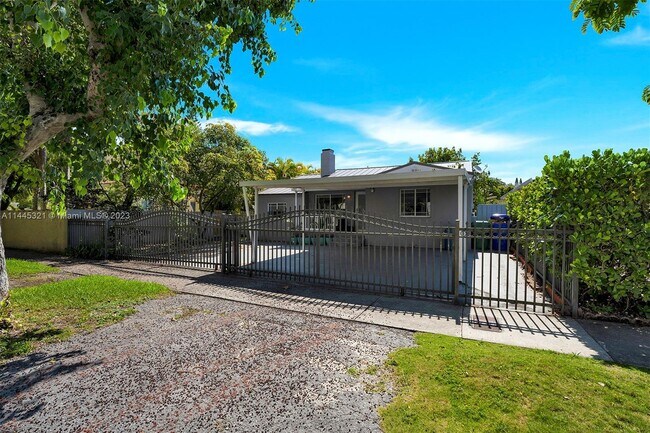 Foto del edificio - 1169 SW 23rd Ave