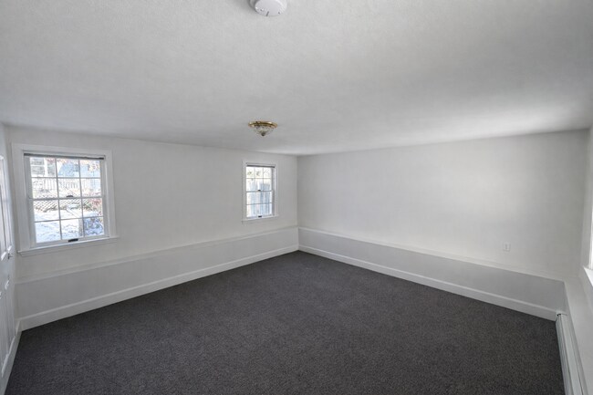 Amplio dormitorio privado con acabados neutros. - 16 Miller Rd