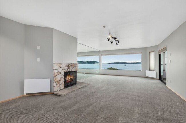 Foto del edificio - Enormous Waterfront Alki Condo w/ Stunning Views